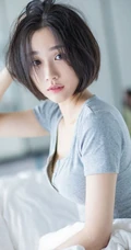 短发V领T恤衫女生模特Livia居家室内赖床慵懒写真图片
