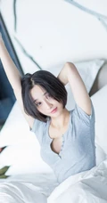 短发V领T恤衫女生模特Livia居家室内赖床慵懒写真图片