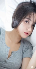 短发V领T恤衫女生模特Livia居家室内赖床慵懒写真图片