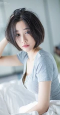 短发V领T恤衫女生模特Livia居家室内赖床慵懒写真图片