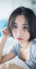 短发V领T恤衫女生模特Livia居家室内赖床慵懒写真图片