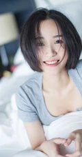 短发V领T恤衫女生模特Livia居家室内赖床慵懒写真图片