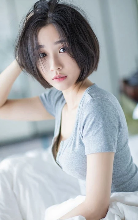 短发V领T恤衫女生模特Livia居家室内赖床慵懒写真图片