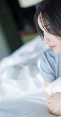 短发V领T恤衫女生模特Livia居家室内赖床慵懒写真图片