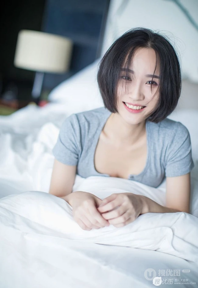 短发V领T恤衫女生模特Livia居家室内赖床慵懒写真图片