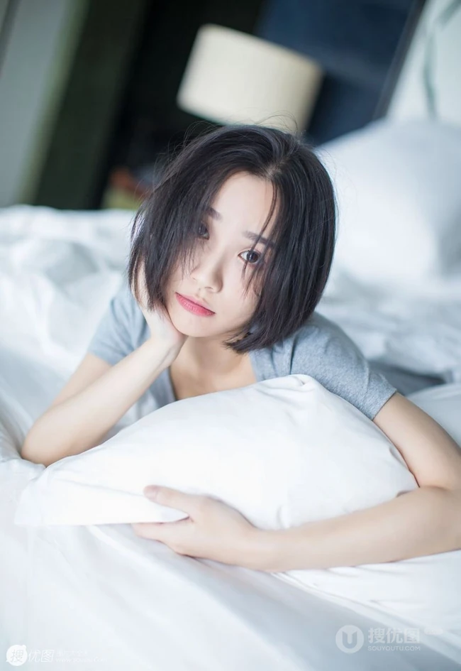 短发V领T恤衫女生模特Livia居家室内赖床慵懒写真图片