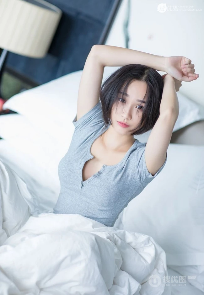 短发V领T恤衫女生模特Livia居家室内赖床慵懒写真图片
