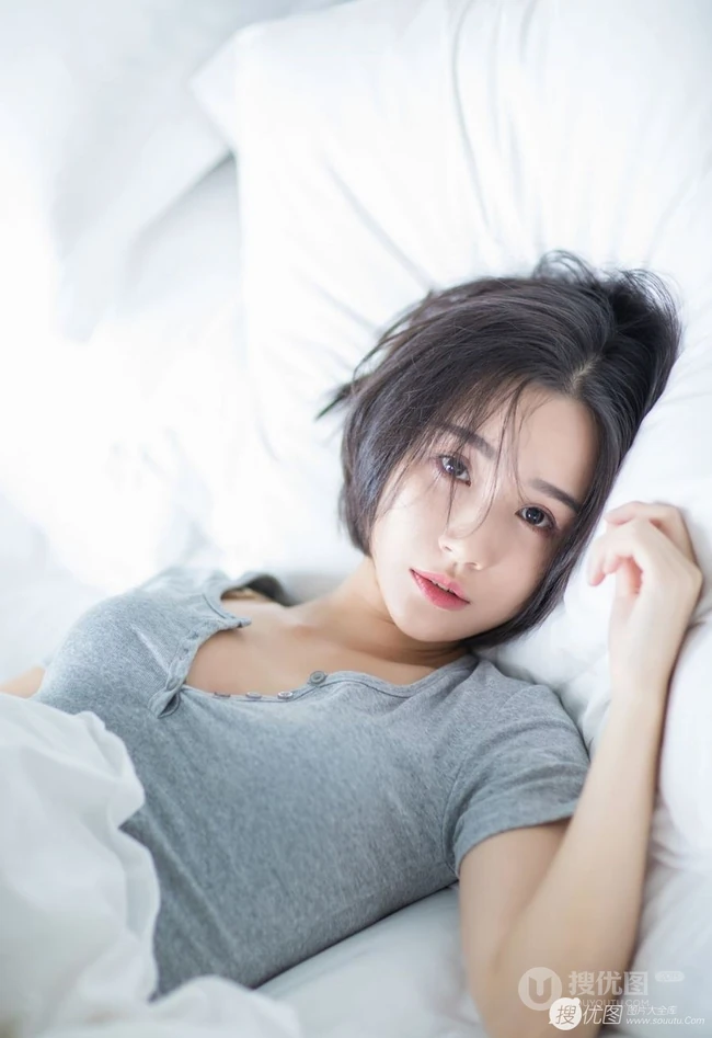短发V领T恤衫女生模特Livia居家室内赖床慵懒写真图片