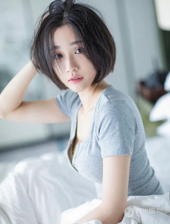 短发V领T恤衫女生模特Livia居家室内赖床慵懒写真图片
