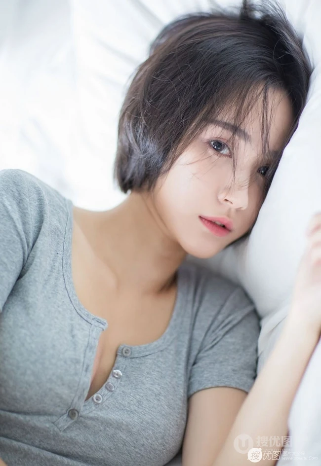 短发V领T恤衫女生模特Livia居家室内赖床慵懒写真图片