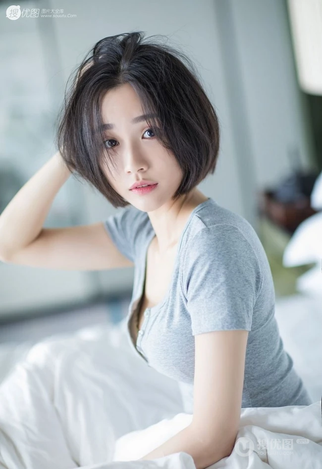 短发V领T恤衫女生模特Livia居家室内赖床慵懒写真图片