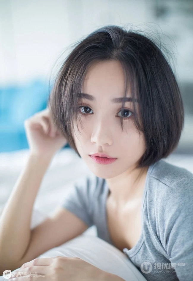 短发V领T恤衫女生模特Livia居家室内赖床慵懒写真图片