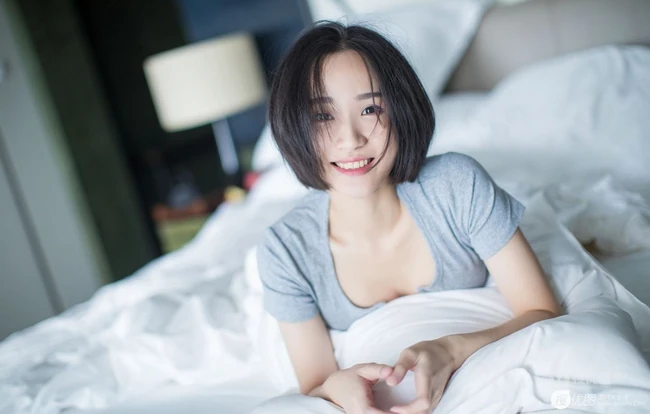 短发V领T恤衫女生模特Livia居家室内赖床慵懒写真图片