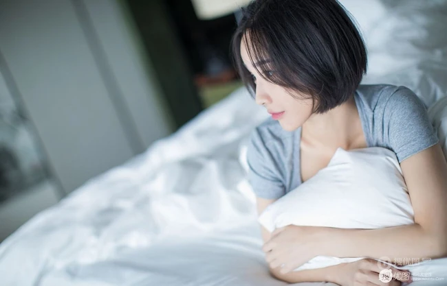 短发V领T恤衫女生模特Livia居家室内赖床慵懒写真图片