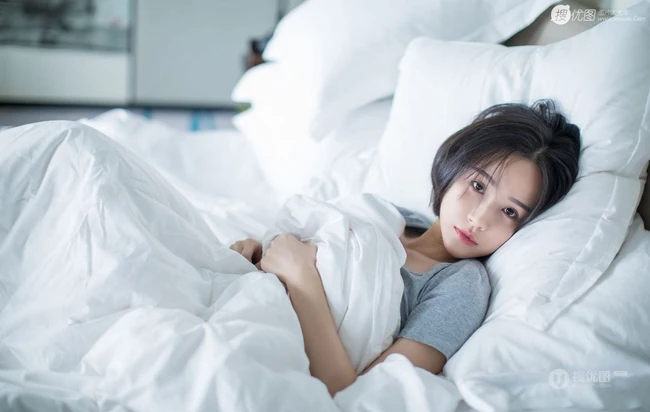 短发V领T恤衫女生模特Livia居家室内赖床慵懒写真图片