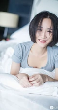 短发V领T恤衫女生模特Livia居家室内赖床慵懒写真图片