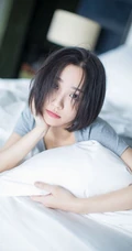 短发V领T恤衫女生模特Livia居家室内赖床慵懒写真图片