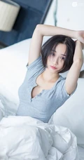 短发V领T恤衫女生模特Livia居家室内赖床慵懒写真图片