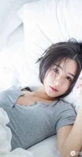 短发V领T恤衫女生模特Livia居家室内赖床慵懒写真图片