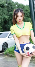 线条女生喬宝宝化身足球宝贝，紧身背心短裤尽显匀称身形