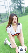 线条女生喬宝宝化身足球宝贝，紧身背心短裤尽显匀称身形