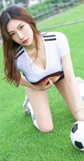 线条女生喬宝宝化身足球宝贝，紧身背心短裤尽显匀称身形