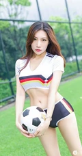 线条女生喬宝宝化身足球宝贝，紧身背心短裤尽显匀称身形