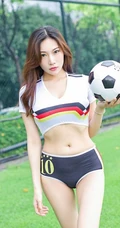 线条女生喬宝宝化身足球宝贝，紧身背心短裤尽显匀称身形