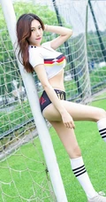 线条女生喬宝宝化身足球宝贝，紧身背心短裤尽显匀称身形