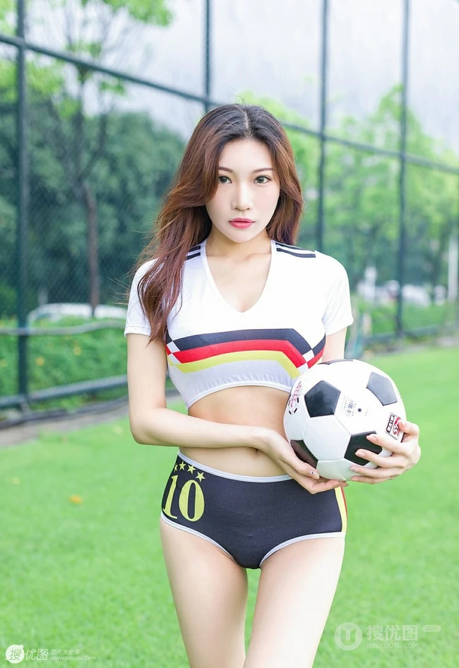 线条女生喬宝宝化身足球宝贝，紧身背心短裤尽显匀称身形