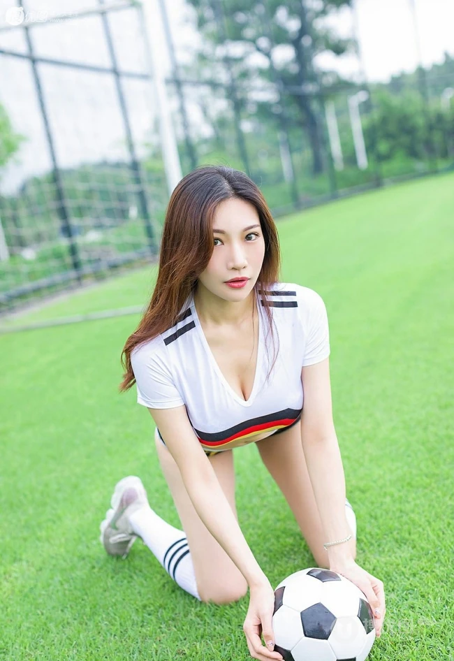 线条女生喬宝宝化身足球宝贝，紧身背心短裤尽显匀称身形