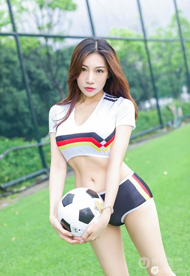 线条女生喬宝宝化身足球宝贝，紧身背心短裤尽显匀称身形