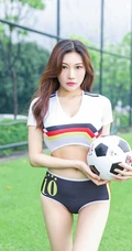 线条女生喬宝宝化身足球宝贝，紧身背心短裤尽显匀称身形