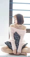 象牙般线条感白皙修长，气质女生九尾喵喵露肩装毛衣居家气质写真