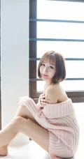 象牙般线条感白皙修长，气质女生九尾喵喵露肩装毛衣居家气质写真