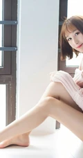 象牙般线条感白皙修长，气质女生九尾喵喵露肩装毛衣居家气质写真