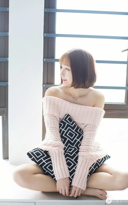 象牙般线条感白皙修长，气质女生九尾喵喵露肩装毛衣居家气质写真