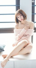 象牙般线条感白皙修长，气质女生九尾喵喵露肩装毛衣居家气质写真
