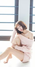 象牙般线条感白皙修长，气质女生九尾喵喵露肩装毛衣居家气质写真