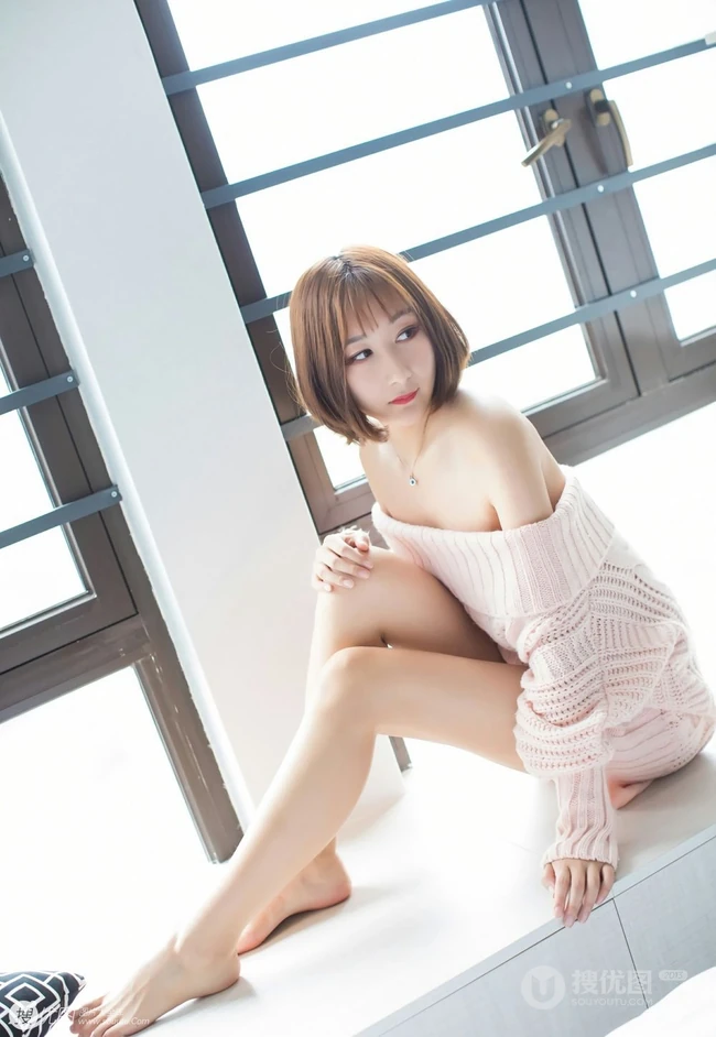 象牙般线条感白皙修长，气质女生九尾喵喵露肩装毛衣居家气质写真
