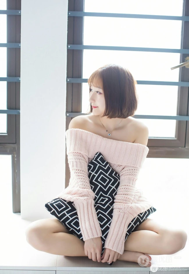 象牙般线条感白皙修长，气质女生九尾喵喵露肩装毛衣居家气质写真