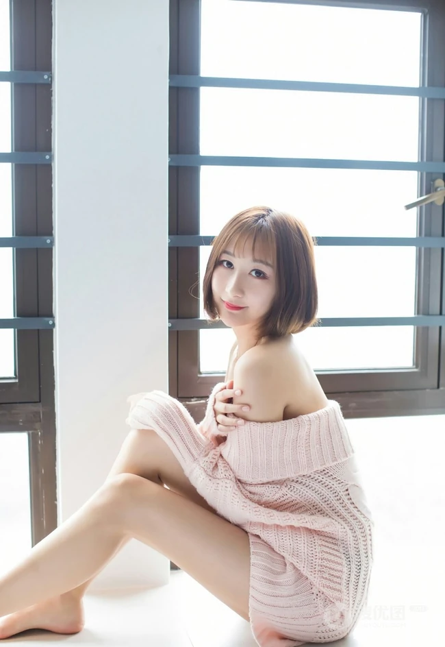 象牙般线条感白皙修长，气质女生九尾喵喵露肩装毛衣居家气质写真