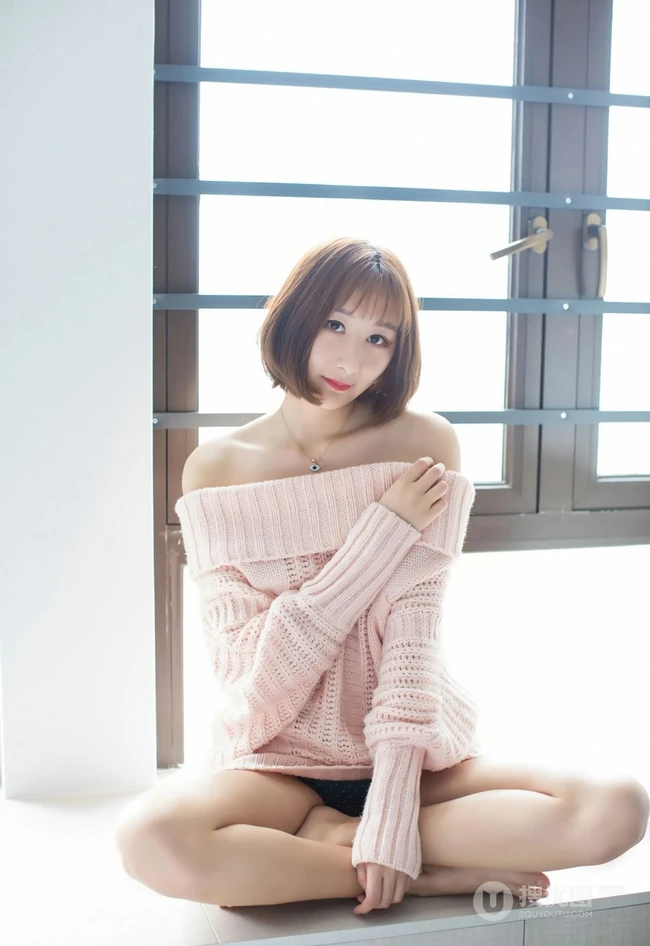 象牙般线条感白皙修长，气质女生九尾喵喵露肩装毛衣居家气质写真