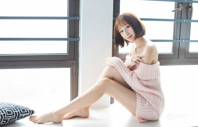 象牙般线条感白皙修长，气质女生九尾喵喵露肩装毛衣居家气质写真