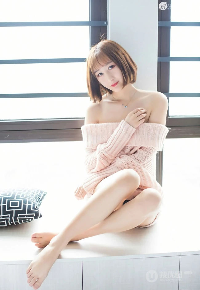 象牙般线条感白皙修长，气质女生九尾喵喵露肩装毛衣居家气质写真
