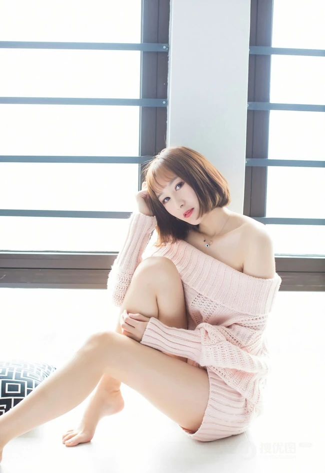 象牙般线条感白皙修长，气质女生九尾喵喵露肩装毛衣居家气质写真