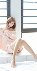 象牙般线条感白皙修长，气质女生九尾喵喵露肩装毛衣居家气质写真