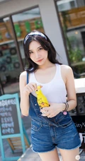暖阳下，那骑机车的肩带牛仔短裤气质女生，是谁家的姑娘？