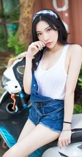 暖阳下，那骑机车的肩带牛仔短裤气质女生，是谁家的姑娘？
