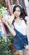 暖阳下，那骑机车的肩带牛仔短裤气质女生，是谁家的姑娘？